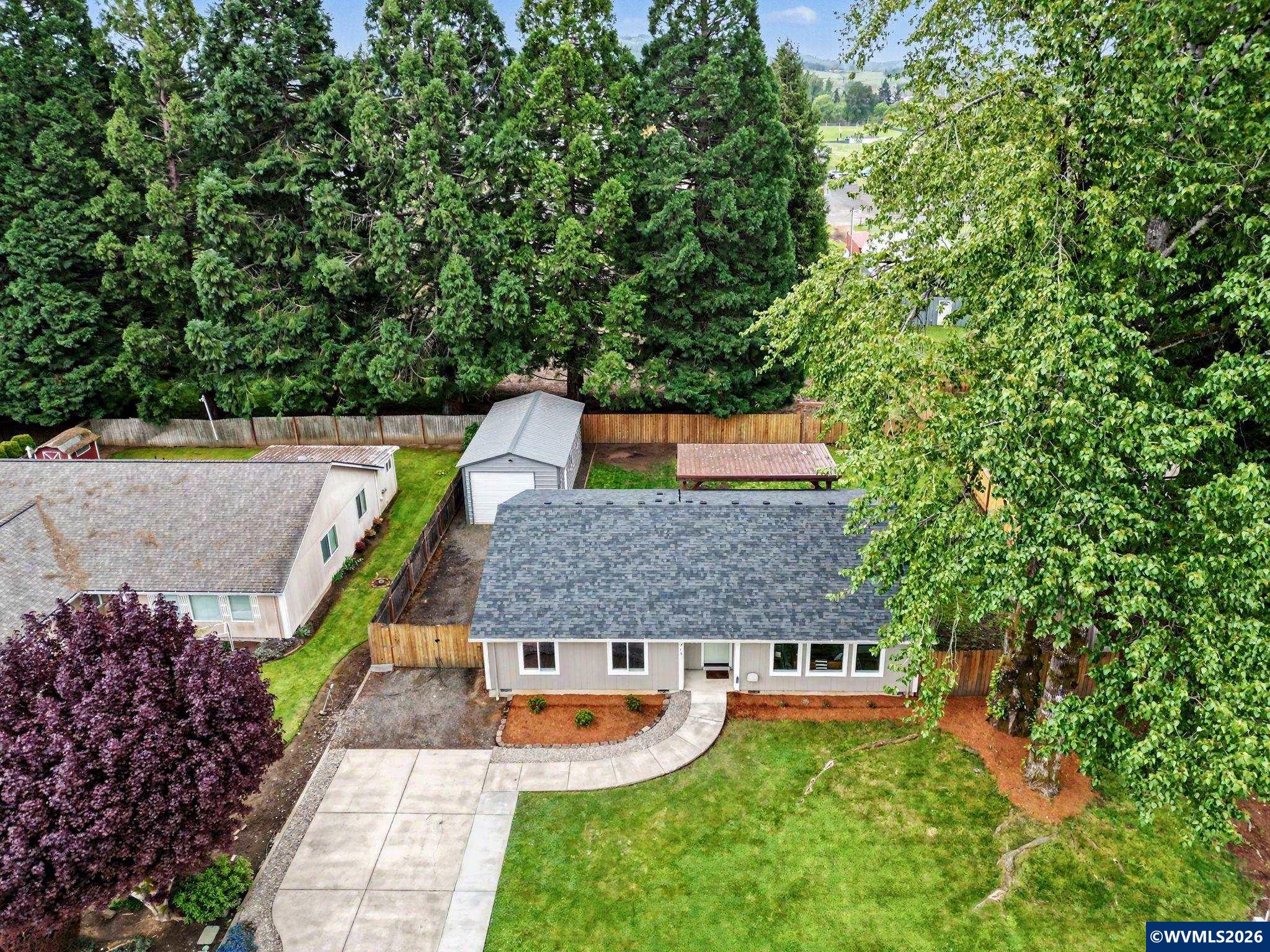 713 NE Rosewood Ln