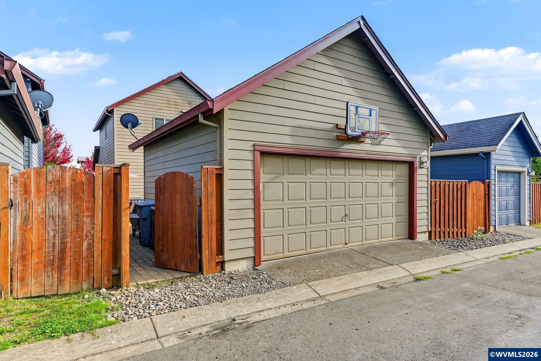 315 Flame Tree Ln