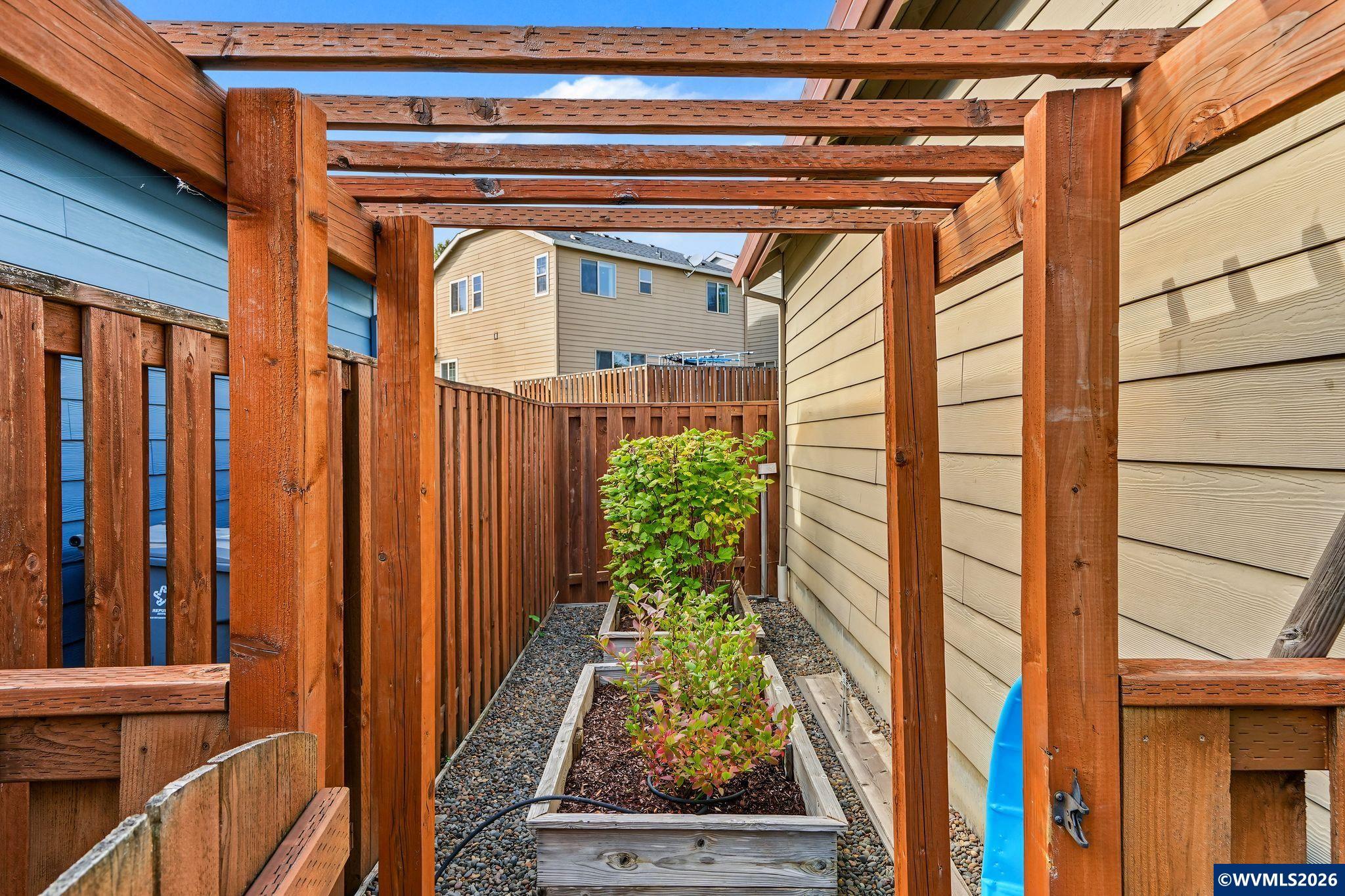 315 Flame Tree Ln