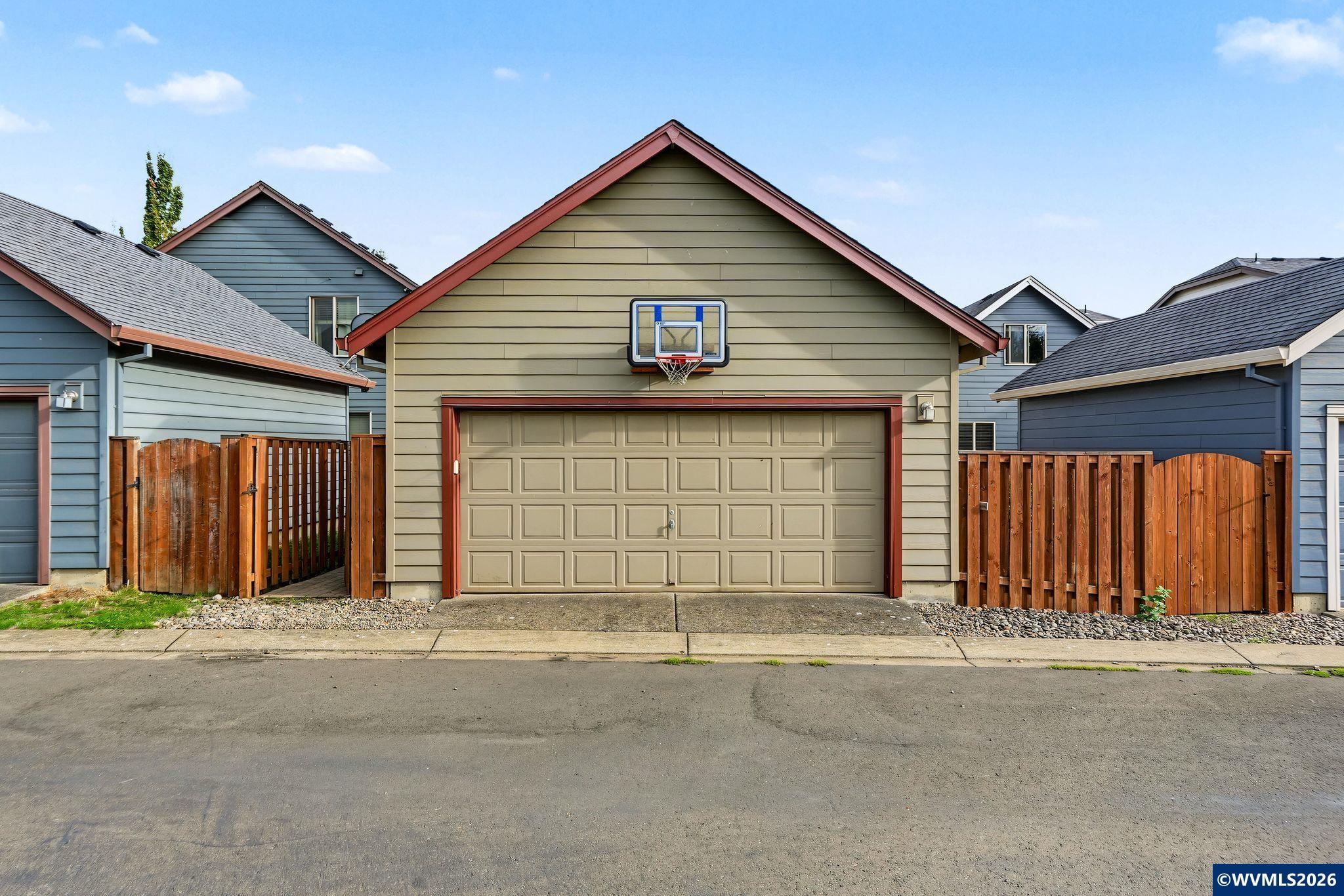 315 Flame Tree Ln
