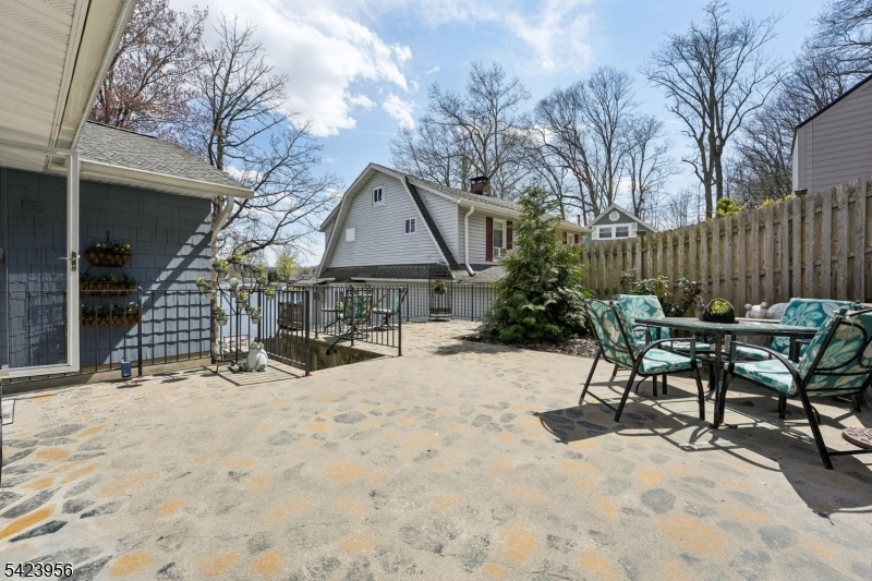 213 Hudson Ave