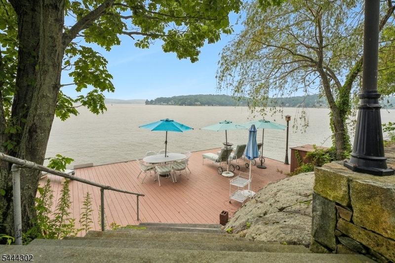 55 Raccoon Island Rd