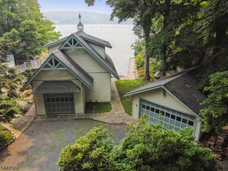 55 Raccoon Island Rd