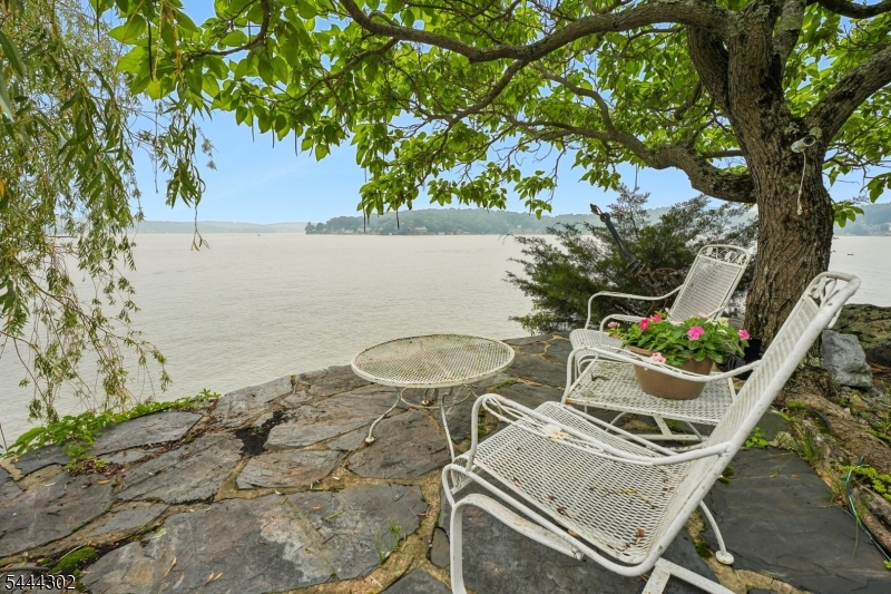 55 Raccoon Island Rd