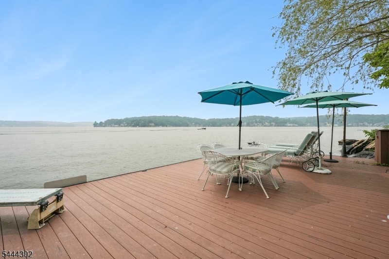 55 Raccoon Island Rd