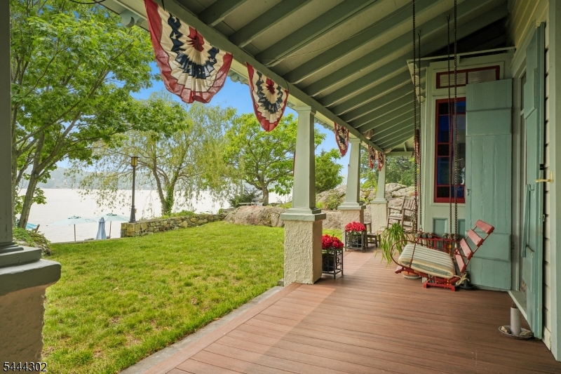 55 Raccoon Island Rd
