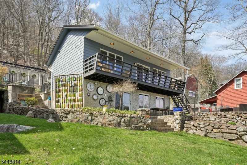 213 Hudson Ave