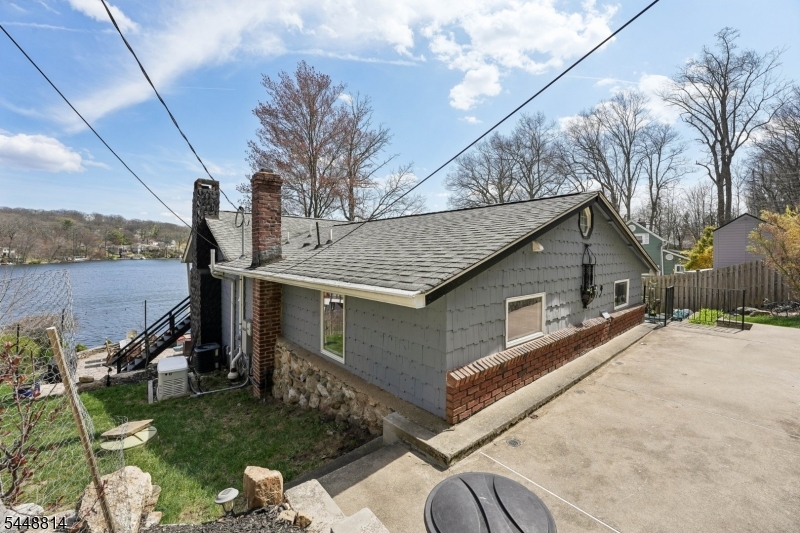 213 Hudson Ave