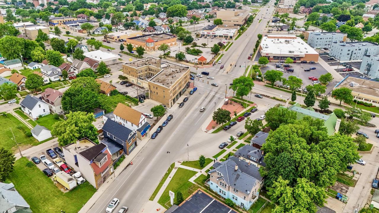 3941 North Teutonia AVENUE 3943