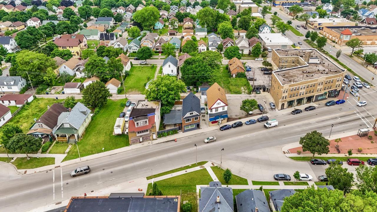 3941 North Teutonia AVENUE 3943