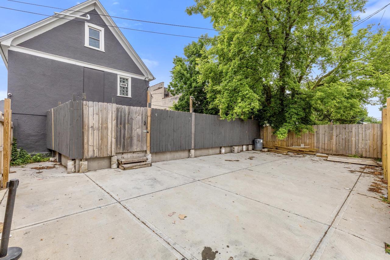 3941 North Teutonia AVENUE 3943