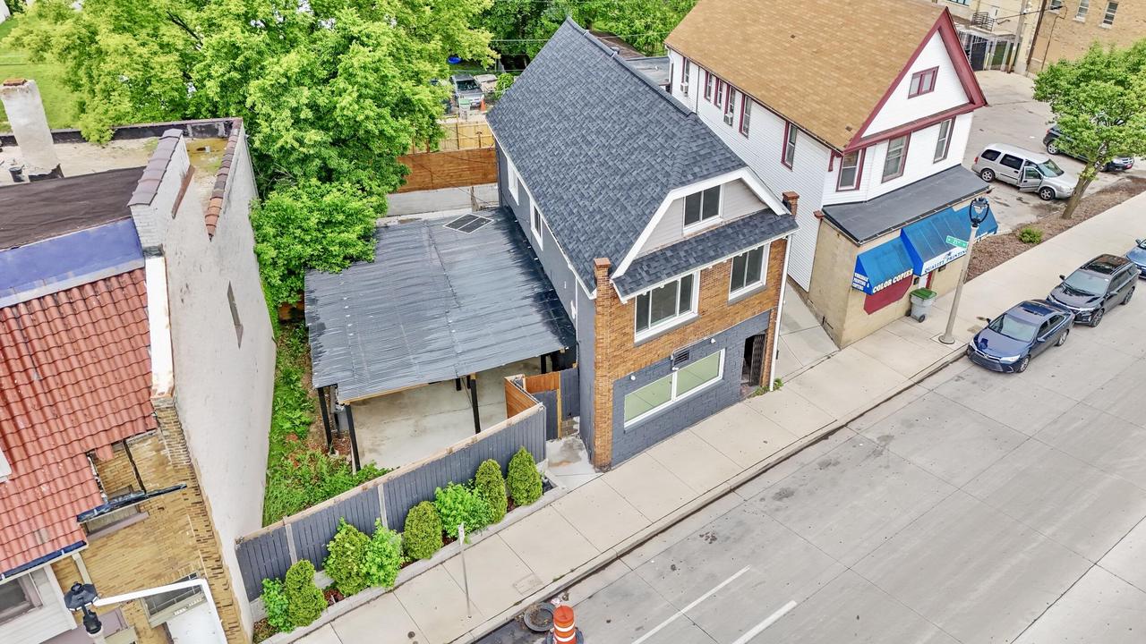 3941 North Teutonia AVENUE 3943