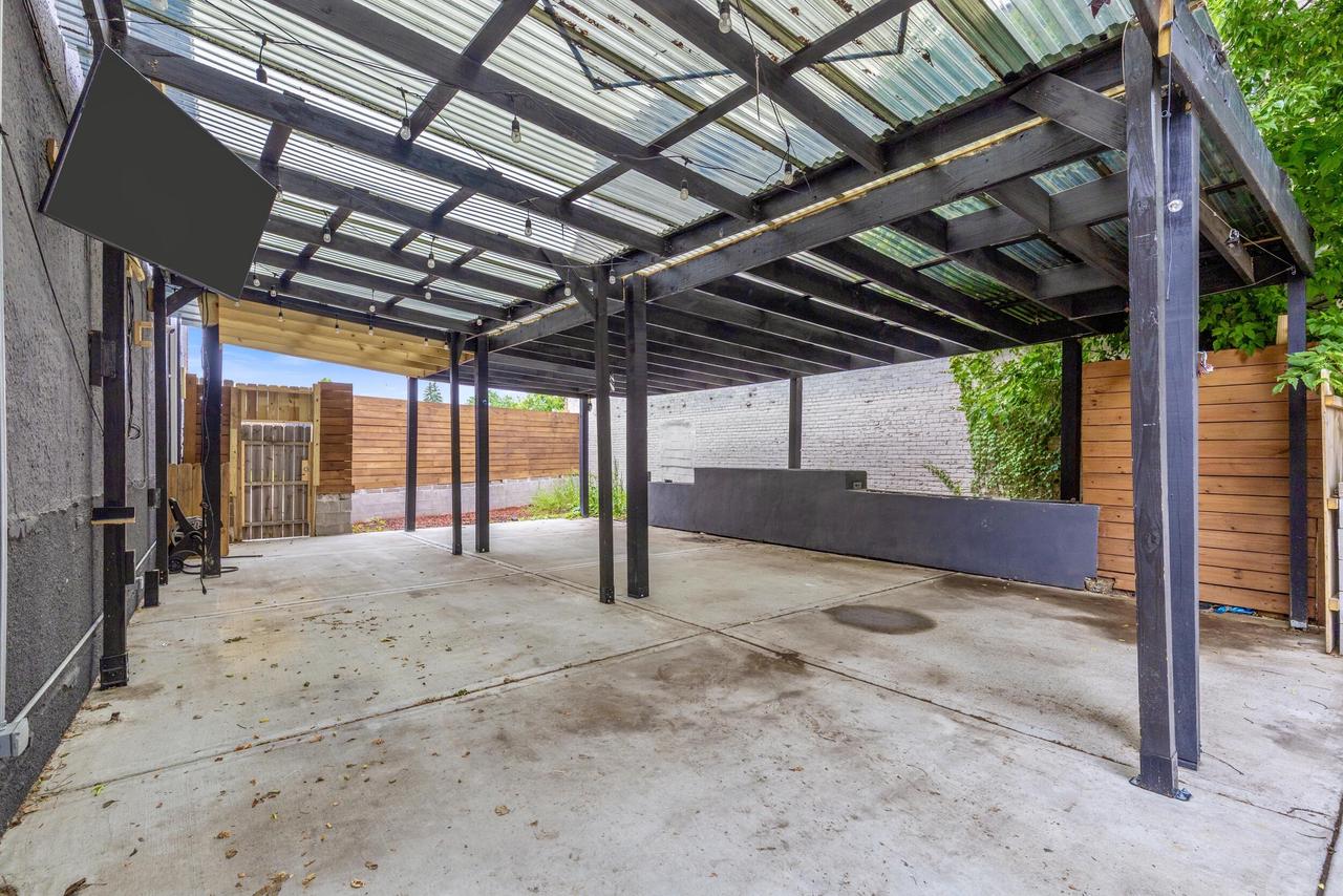 3941 North Teutonia AVENUE 3943