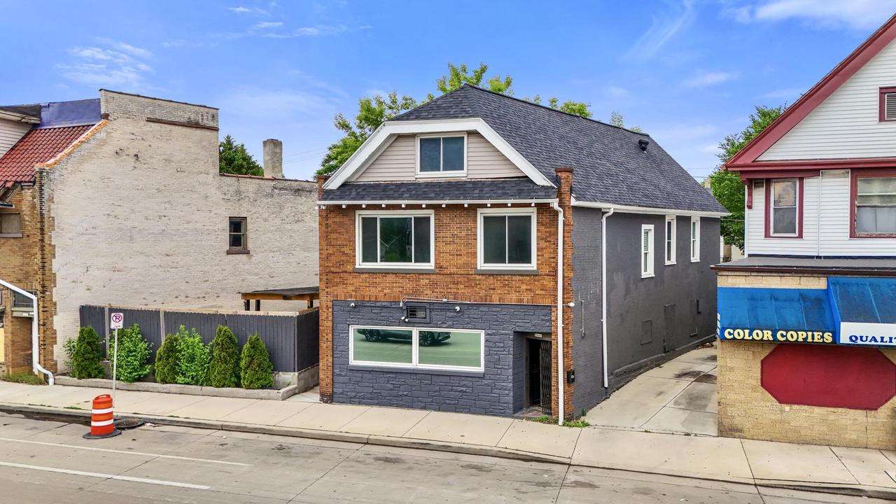 3941 North Teutonia AVENUE 3943