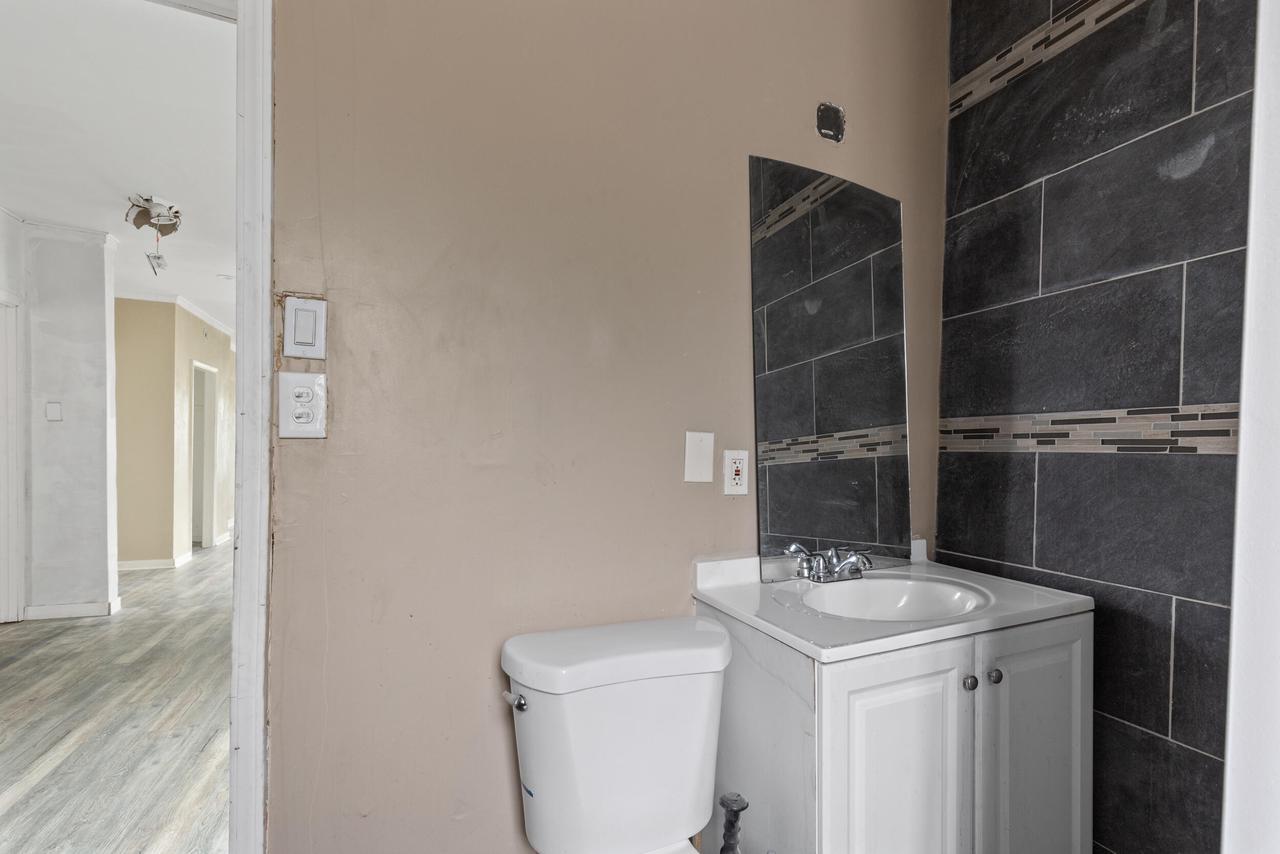 3941 North Teutonia AVENUE 3943