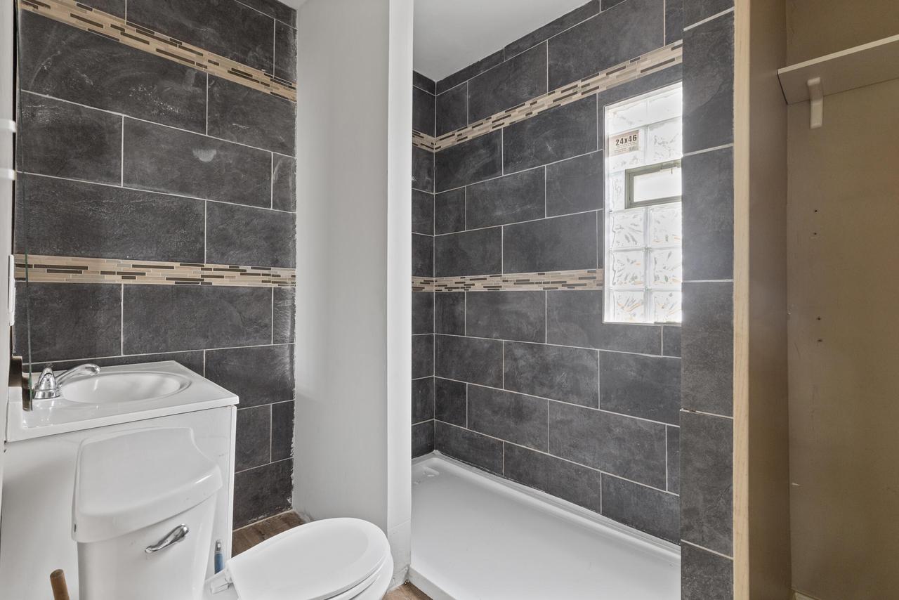 3941 North Teutonia AVENUE 3943