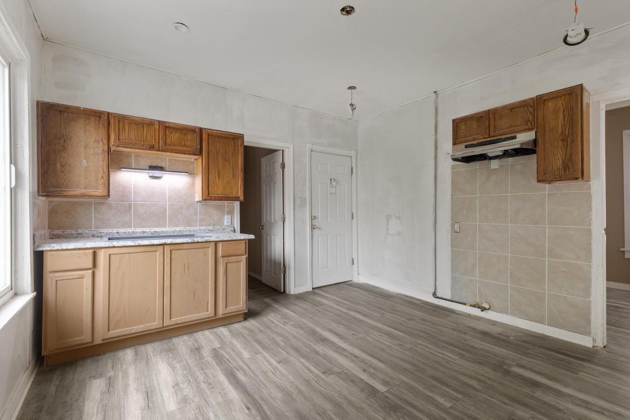 3941 North Teutonia AVENUE 3943