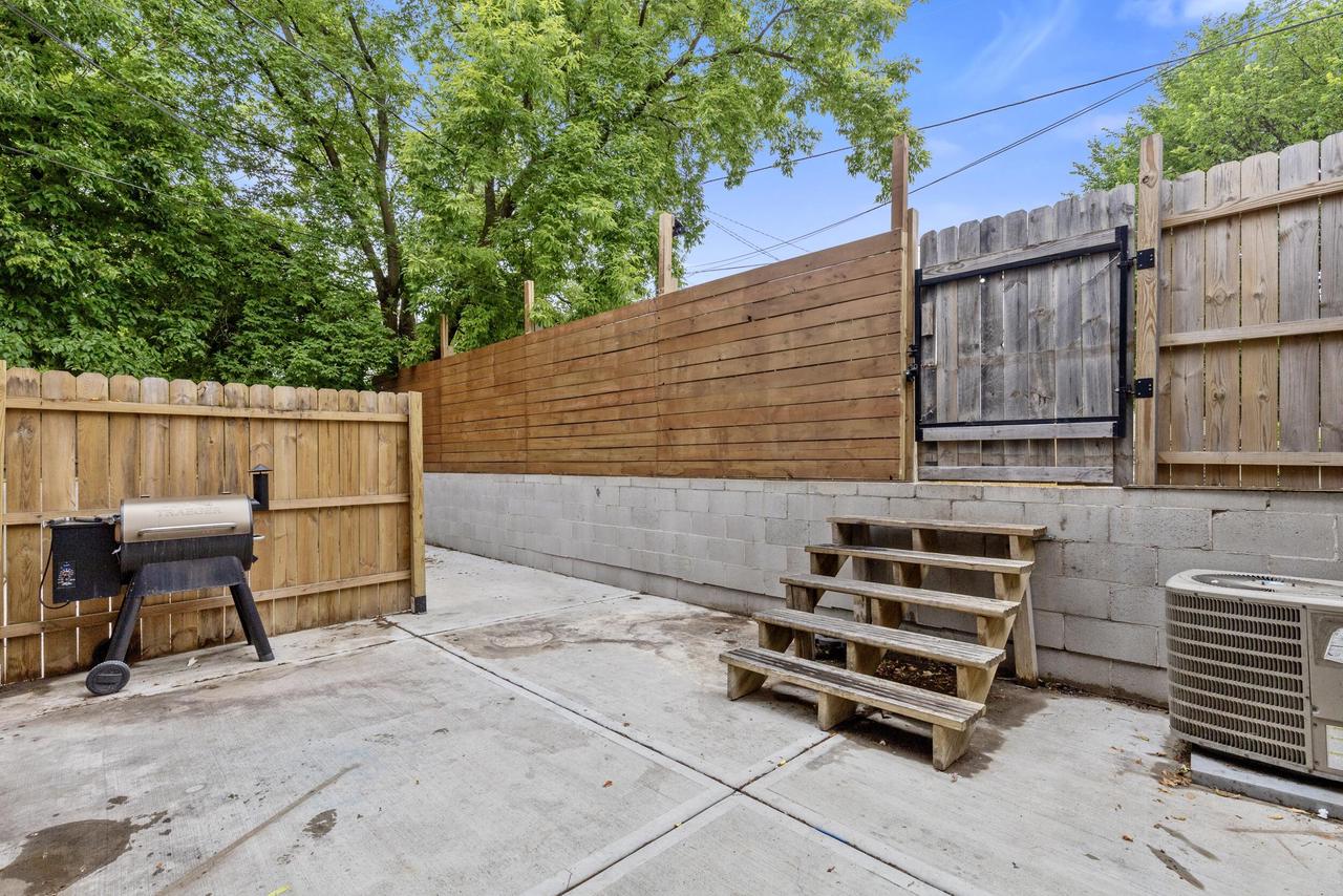 3941 North Teutonia AVENUE 3943