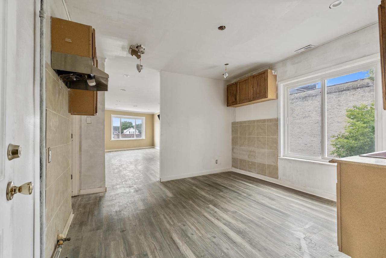 3941 North Teutonia AVENUE 3943