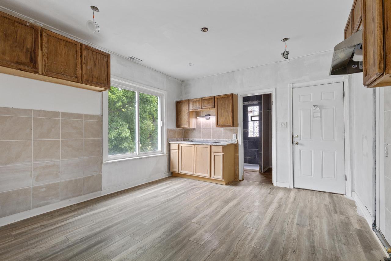 3941 North Teutonia AVENUE 3943