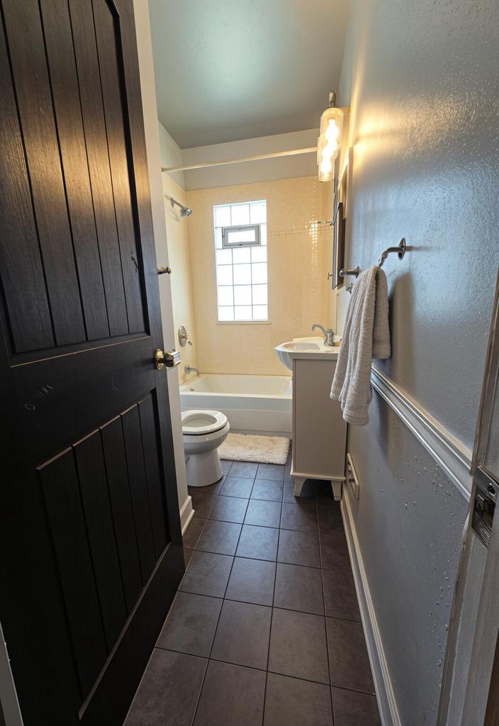 5828 West Hayes AVENUE