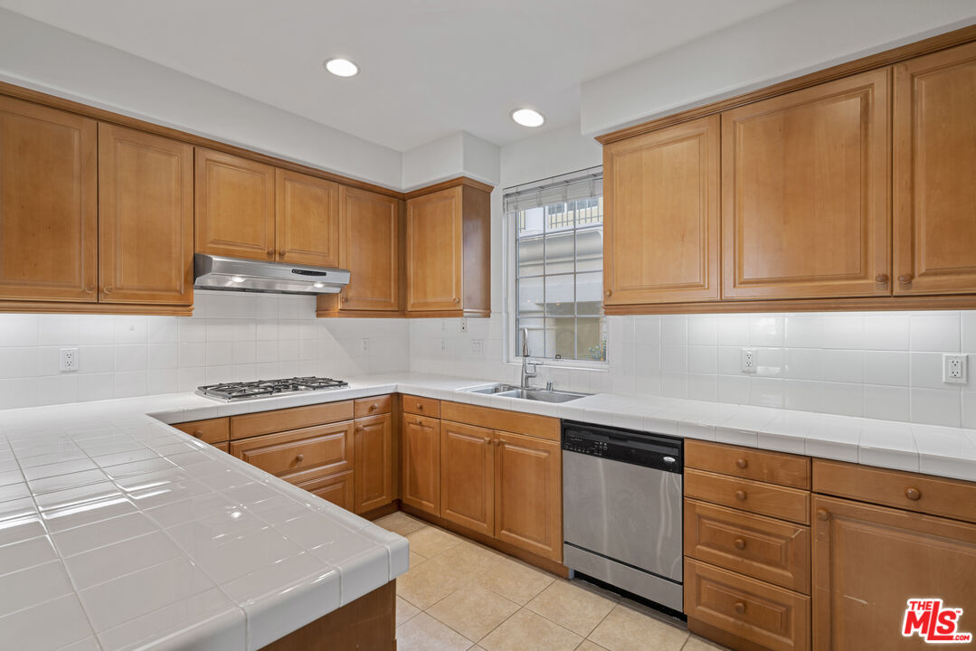 7101 PLAYA VISTA DR Unit: 204