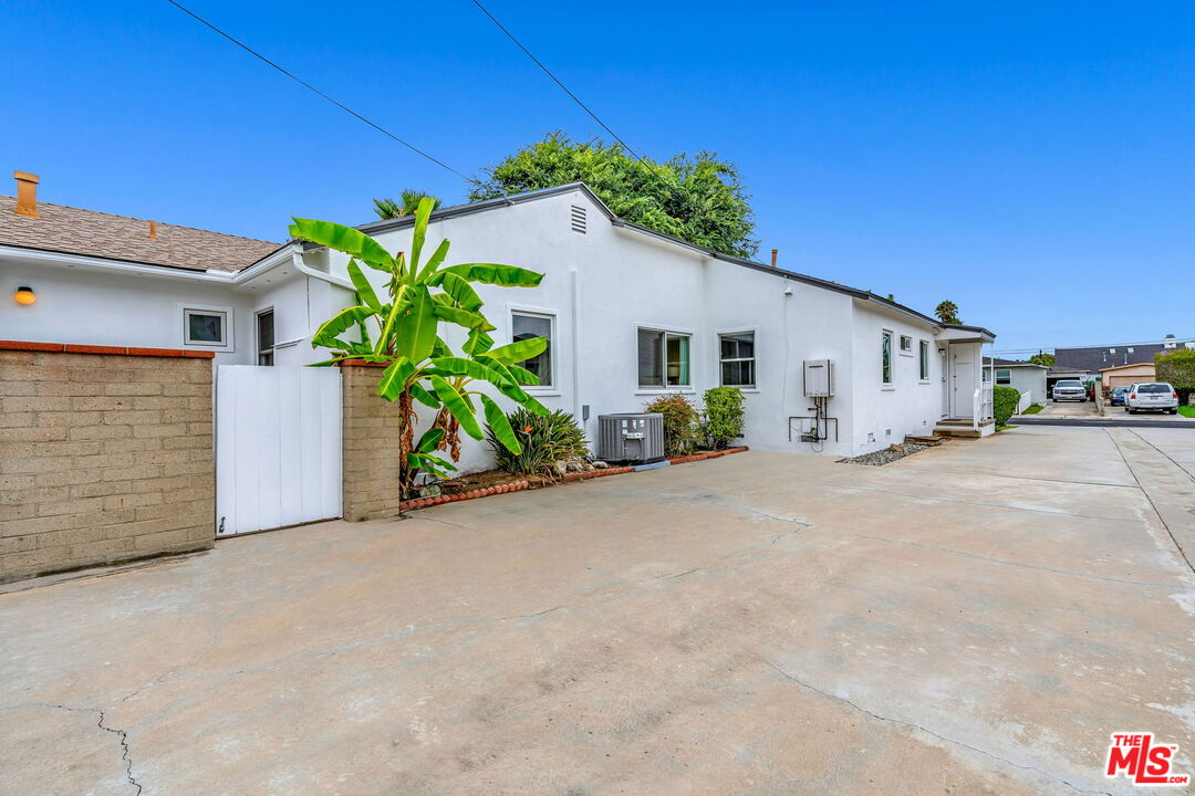 8325 Barnsley Ave