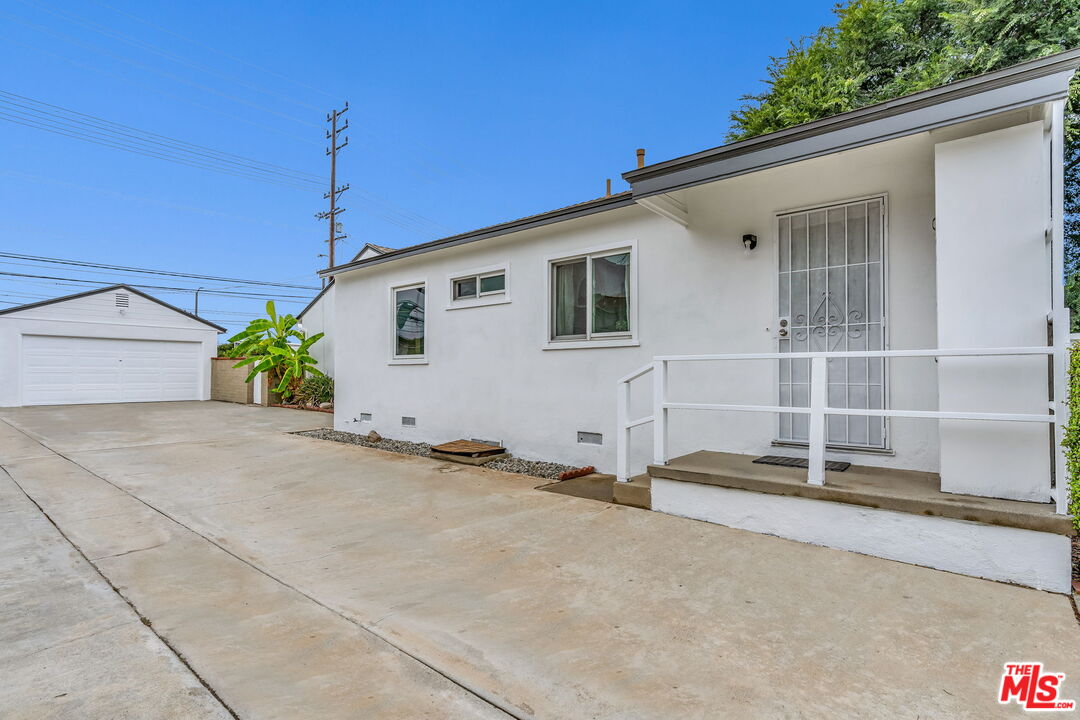 8325 Barnsley Ave