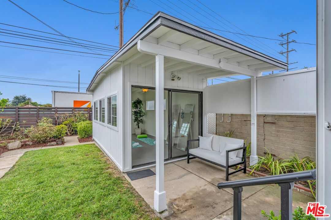 8325 Barnsley Ave