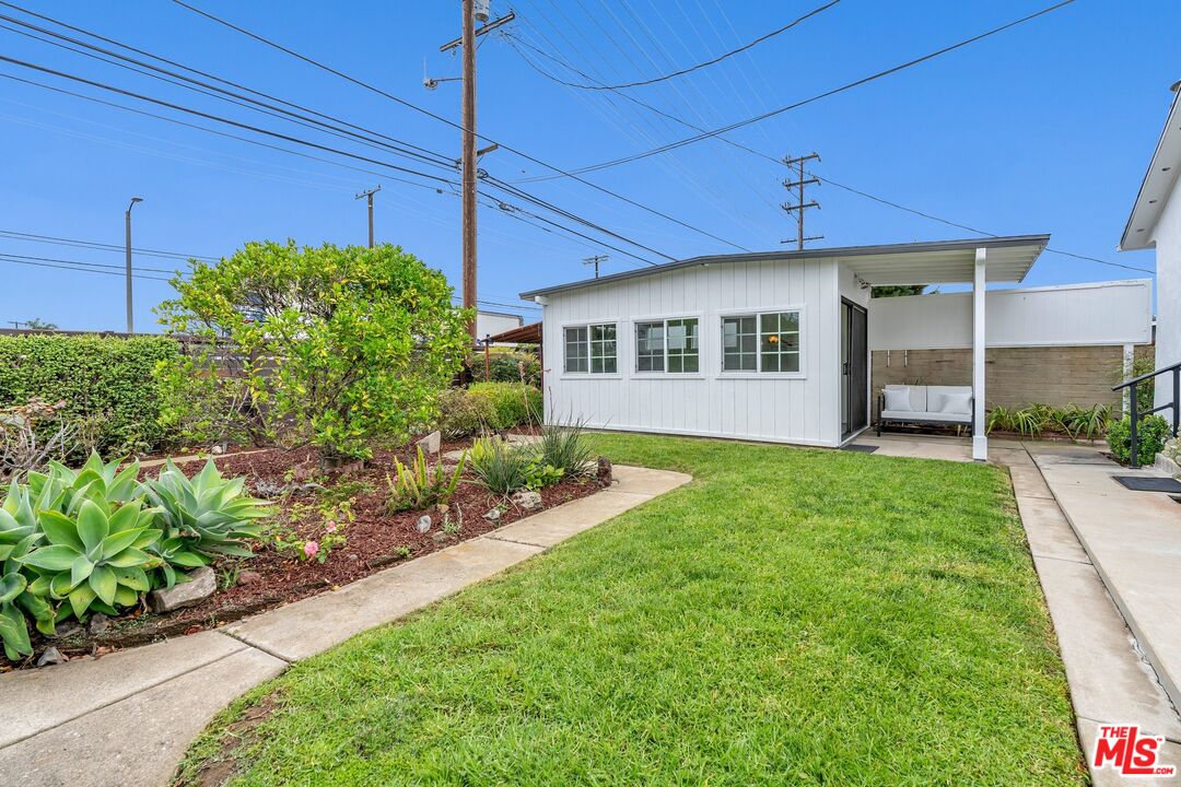 8325 Barnsley Ave