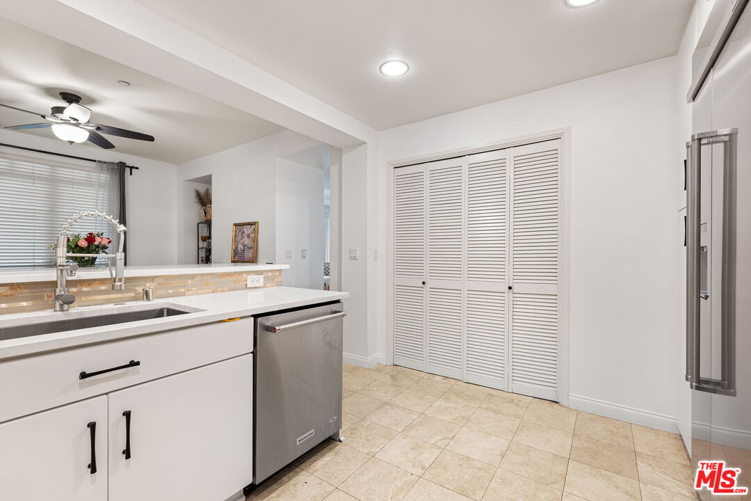 5625 Crescent Park West Unit: 207