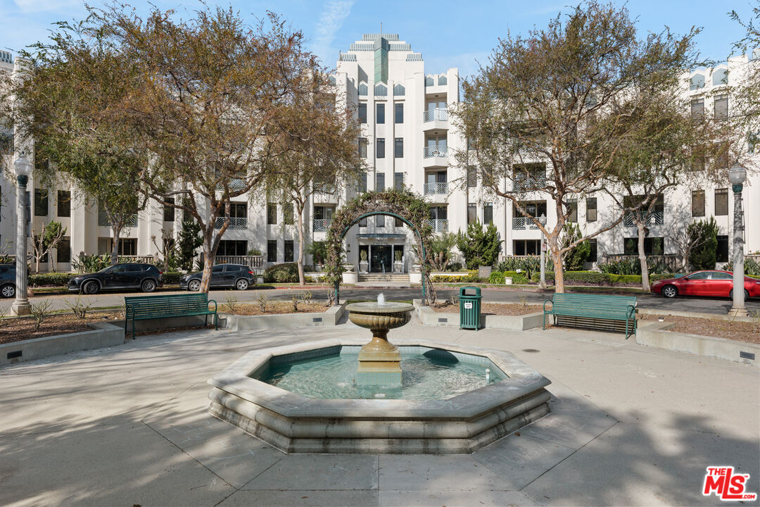 5625 Crescent Park West Unit: 207