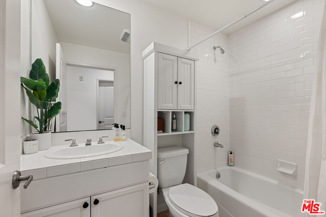 5625 Crescent Park West Unit: 207