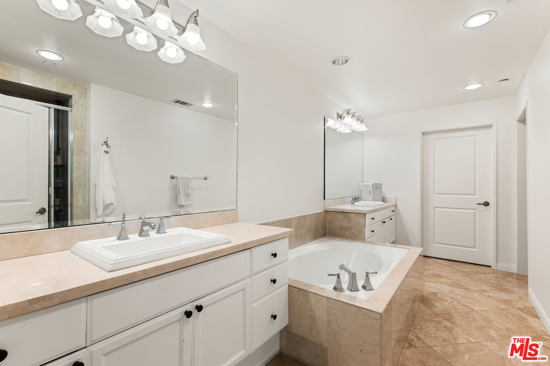 5625 Crescent Park West Unit: 207