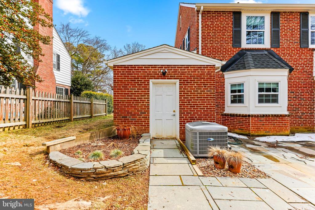5512 WOODLAWN ROAD