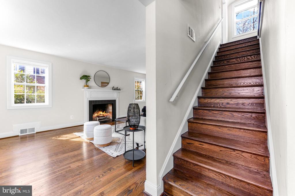 5512 WOODLAWN ROAD