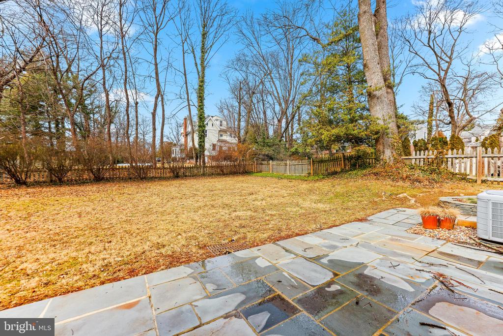 5512 WOODLAWN ROAD
