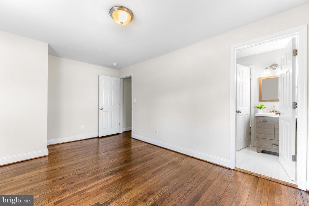 5512 WOODLAWN ROAD