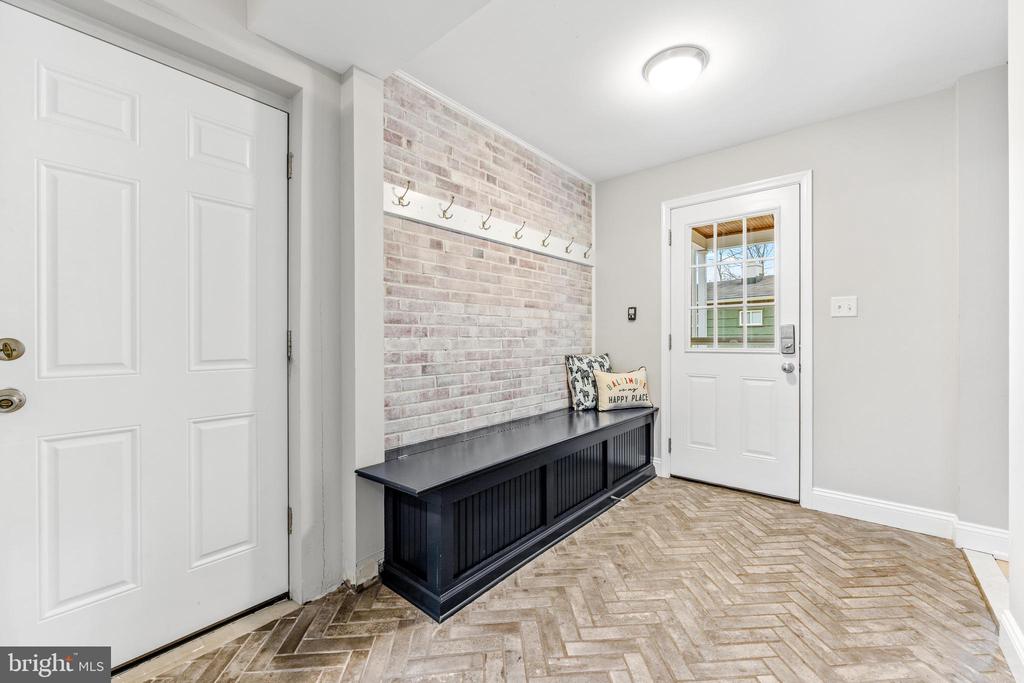 114 E AYLESBURY RD