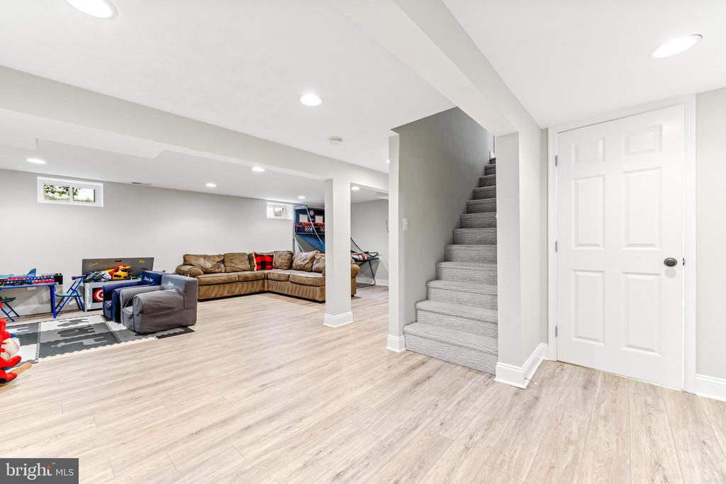 114 E AYLESBURY RD