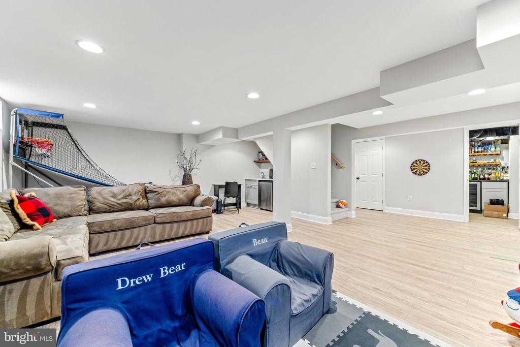 114 E AYLESBURY RD