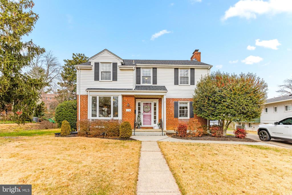 114 E AYLESBURY RD