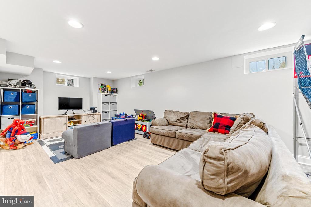 114 E AYLESBURY RD