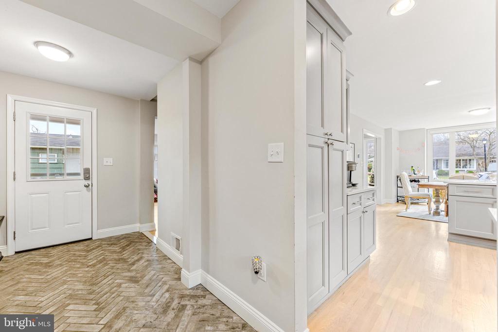 114 E AYLESBURY RD