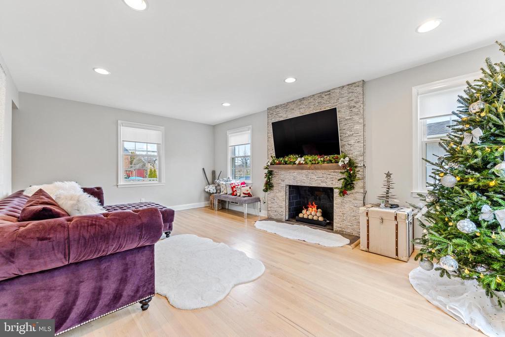 114 E AYLESBURY RD