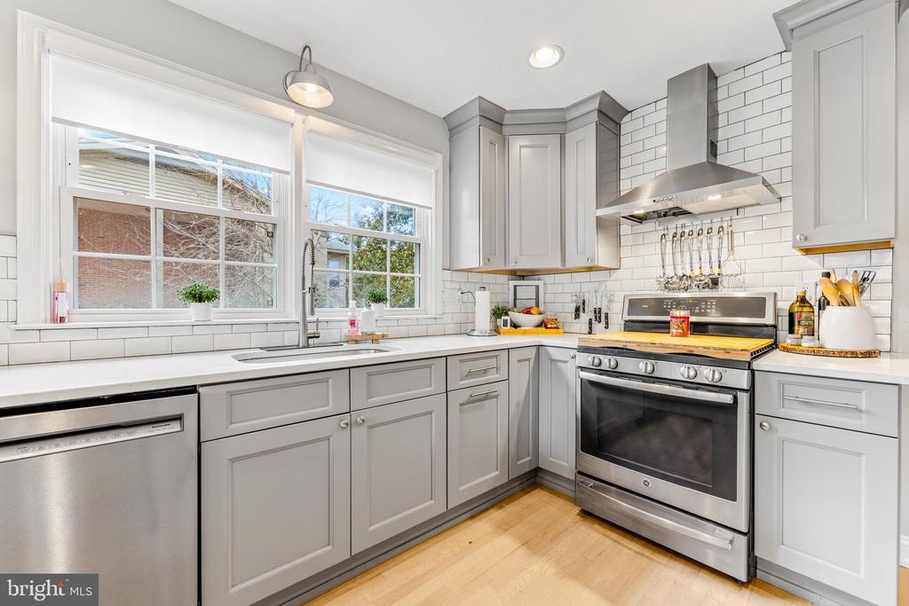 114 E AYLESBURY RD