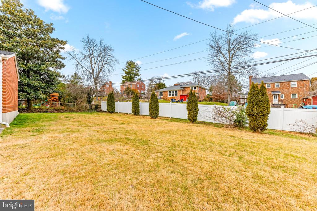 114 E AYLESBURY RD