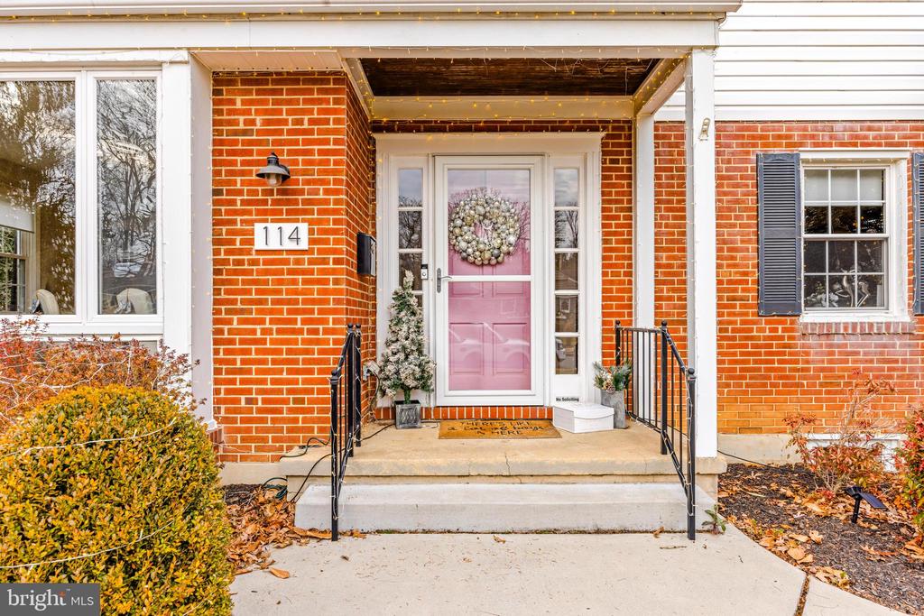 114 E AYLESBURY RD