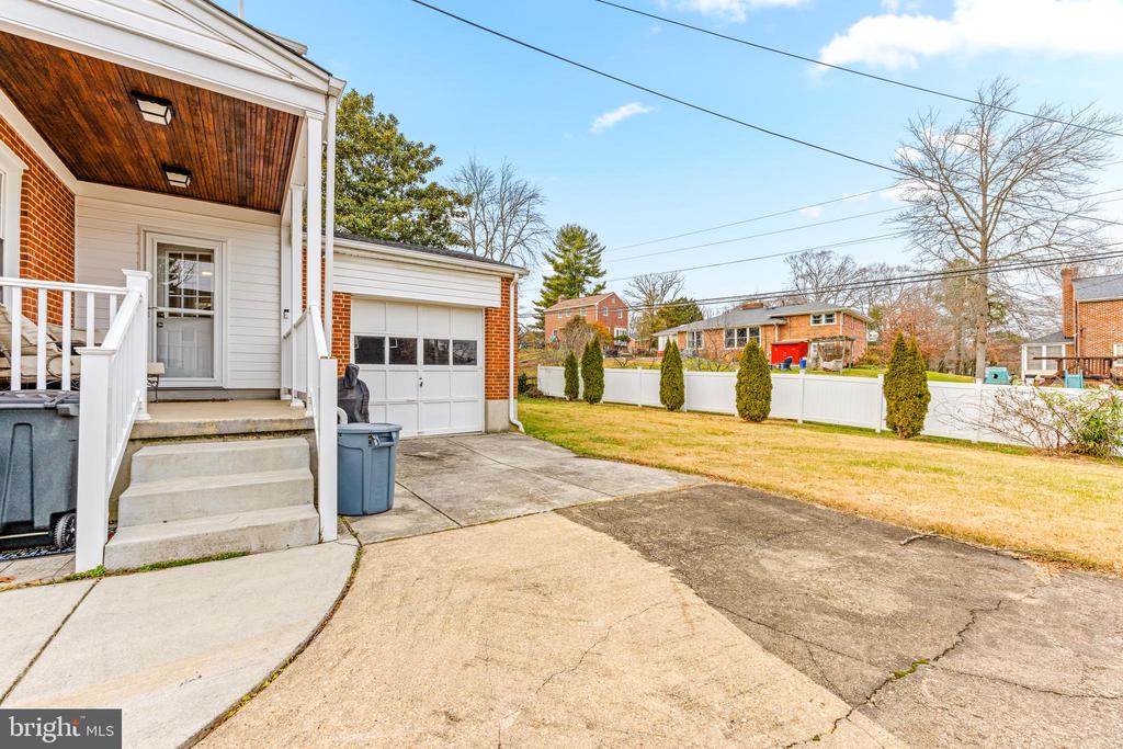 114 E AYLESBURY RD