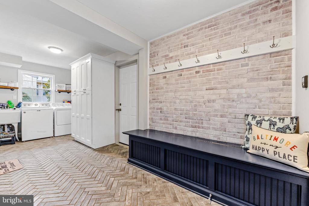 114 E AYLESBURY RD